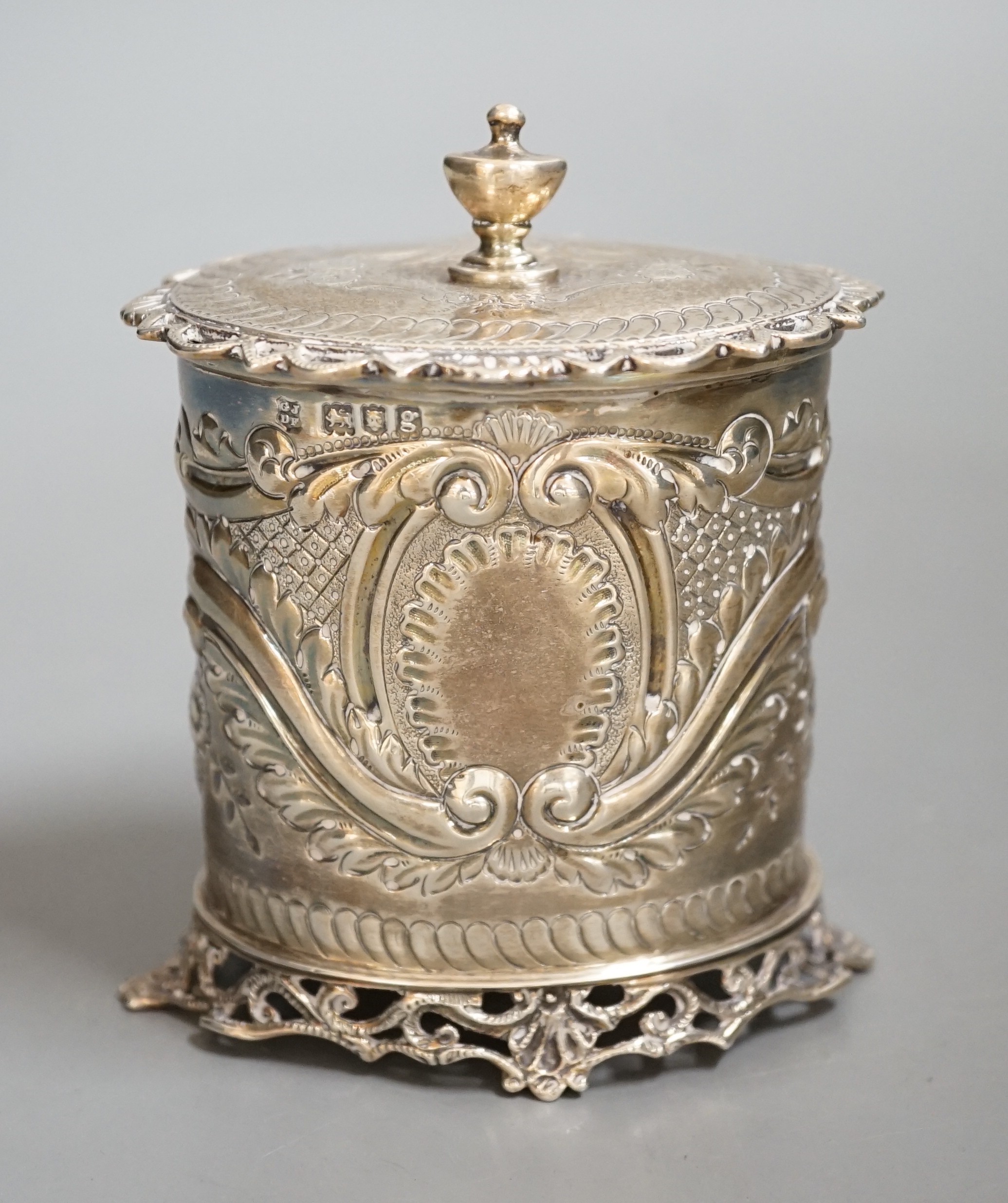 An Edwardian repousse silver oval tea caddy, with pierced borders, Josiah Williams & Co, London, 1902, height 10.2cm, 150 grams.